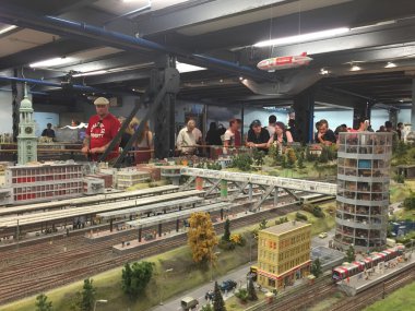 Hamburg, Almanya - 27 Ağustos: Hamburg, Almanya 27 Ağustos 2016 üzerinde görüldüğü gibi minyatür Wunderland. Bu bir model tren cazibe ve kendi türünde dünyanın en büyüğü olduğunu.