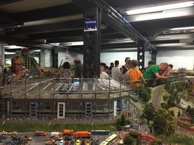 Hamburg, Almanya - 27 Ağustos: Hamburg, Almanya 27 Ağustos 2016 üzerinde görüldüğü gibi minyatür Wunderland. Bu bir model tren cazibe ve kendi türünde dünyanın en büyüğü olduğunu.