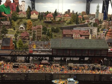 Hamburg, Almanya - 27 Ağustos: Hamburg, Almanya 27 Ağustos 2016 üzerinde görüldüğü gibi minyatür Wunderland. Bu bir model tren cazibe ve kendi türünde dünyanın en büyüğü olduğunu.