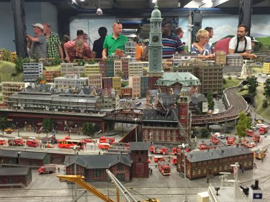 Hamburg, Almanya - 27 Ağustos: Hamburg, Almanya 27 Ağustos 2016 üzerinde görüldüğü gibi minyatür Wunderland. Bu bir model tren cazibe ve kendi türünde dünyanın en büyüğü olduğunu.
