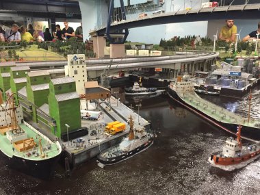 Hamburg, Almanya - 27 Ağustos: Hamburg, Almanya 27 Ağustos 2016 üzerinde görüldüğü gibi minyatür Wunderland. Bu bir model tren cazibe ve kendi türünde dünyanın en büyüğü olduğunu.