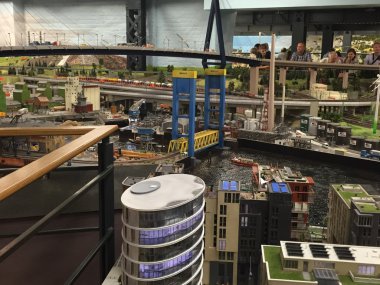 Hamburg, Almanya - 27 Ağustos: Hamburg, Almanya 27 Ağustos 2016 üzerinde görüldüğü gibi minyatür Wunderland. Bu bir model tren cazibe ve kendi türünde dünyanın en büyüğü olduğunu.