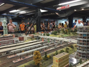 Hamburg, Almanya - 27 Ağustos: Hamburg, Almanya 27 Ağustos 2016 üzerinde görüldüğü gibi minyatür Wunderland. Bu bir model tren cazibe ve kendi türünde dünyanın en büyüğü olduğunu.