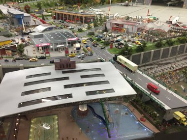 Hamburg, Almanya - 27 Ağustos: Hamburg, Almanya 27 Ağustos 2016 üzerinde görüldüğü gibi minyatür Wunderland. Bu bir model tren cazibe ve kendi türünde dünyanın en büyüğü olduğunu.
