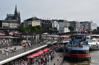 Almanya Hamburg liman çevresinde tekneler