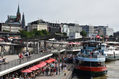 Almanya Hamburg liman çevresinde tekneler