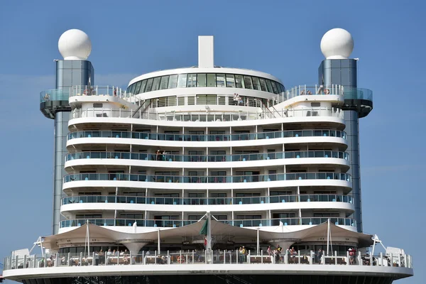 Crucero AIDAprima atracado en Hamburgo, Alemania — Foto de Stock