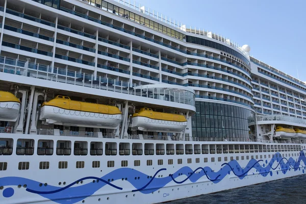 Aidaprima cruiseschip aangemeerd in Hamburg, Duitsland — Stockfoto
