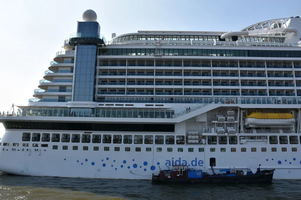 AIDAprima cruise ship docked in Hamburg, Germany — Stock Photo, Image