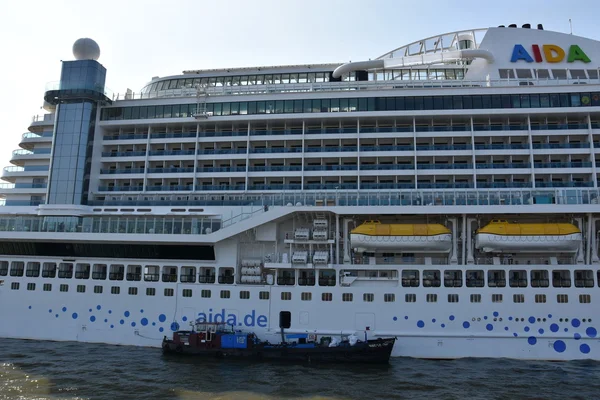 Aidaprima Kreuzfahrtschiff in Hamburg, Deutschland — Stockfoto