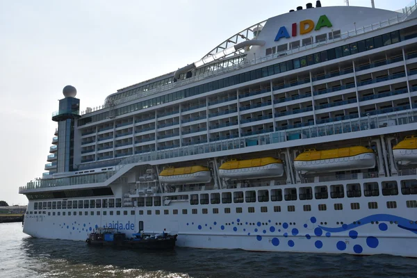 Crucero AIDAprima atracado en Hamburgo, Alemania — Foto de Stock