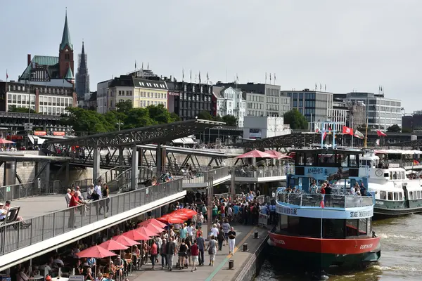 Boten rond de haven van Hamburg in Duitsland — Stockfoto