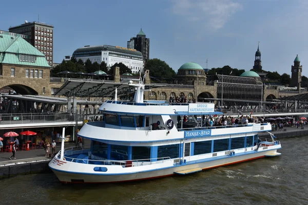 Boten rond de haven van Hamburg in Duitsland — Stockfoto