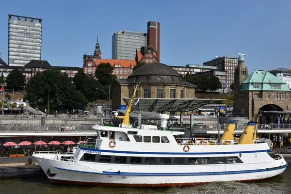 Barche intorno al porto di Amburgo in Germania — Foto Stock