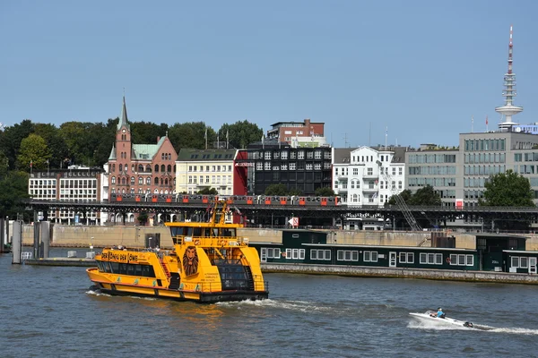 Boten rond de haven van Hamburg in rggermany — Stockfoto