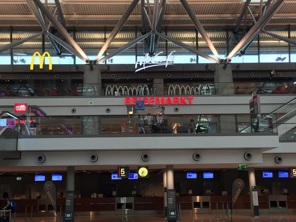 Lotnisko w Hamburgu (Flughafen Hamburg) w Niemczech — Zdjęcie stockowe