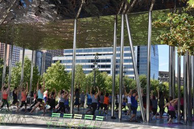 Dallas, Texas Klyde Warren Park'ta yoga seansı