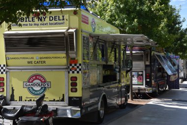 Dallas, Tx - Eylül 17: Eylül 17, 2016 görüldüğü gibi Dallas, Texas, Klyde Warren Park. Kentsel park halka açık, ancak özel Woodall Rodgers Park Vakfı tarafından işletilmektedir.