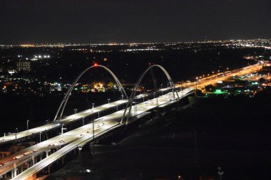Margaret Mcdermott Köprüsü'nden Reunion Tower gözlem güverte Dallas, Texas