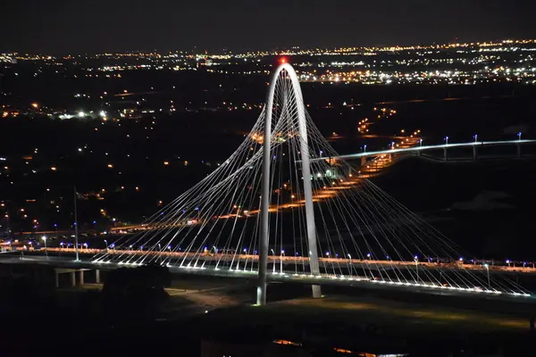 Vista de Margaret Hunt Hill Bridge do Reunion Tower Observation Deck em Dallas, Texas — Fotografia de Stock