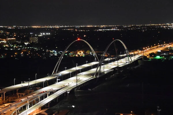 Margaret Mcdermott Köprüsü'nden Reunion Tower gözlem güverte Dallas, Texas