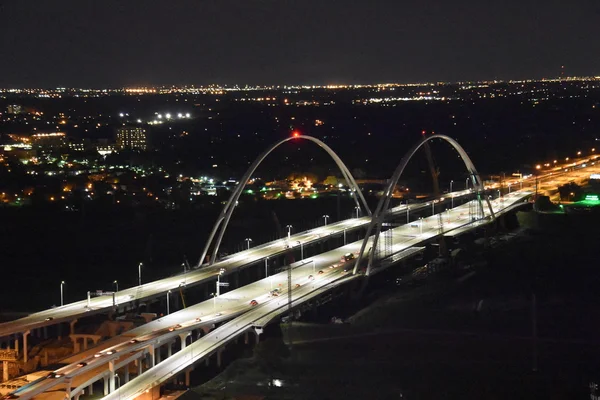 Margaret Mcdermott Köprüsü'nden Reunion Tower gözlem güverte Dallas, Texas