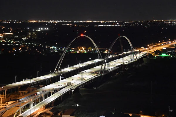 Margaret Mcdermott Köprüsü'nden Reunion Tower gözlem güverte Dallas, Texas
