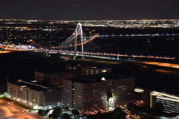 Dallas, Texas Reunion Tower gözlem güverteden Margaret Hunt Hill köprü görünümü