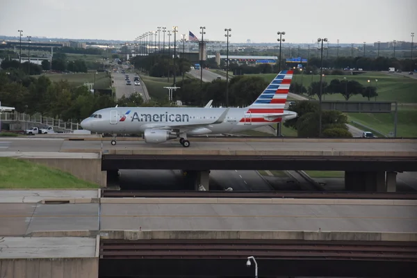 American Airlines в международном аэропорту Даллас-Форт-Уорт в Техасе — стоковое фото