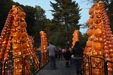 Hudson'da Croton-on-New York'ta büyük Jack O'Lantern Blaze