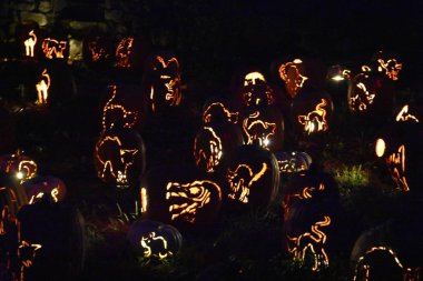 Hudson'da Croton-on-New York'ta büyük Jack O'Lantern Blaze