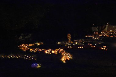 Hudson'da Croton-on-New York'ta büyük Jack O'Lantern Blaze