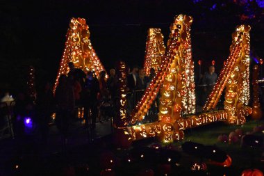Hudson'da Croton-on-New York'ta büyük Jack O'Lantern Blaze