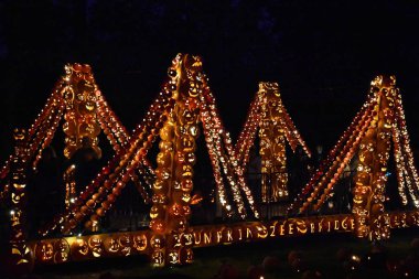 Hudson'da Croton-on-New York'ta büyük Jack O'Lantern Blaze
