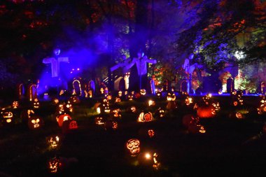 Hudson'da Croton-on-New York'ta büyük Jack O'Lantern Blaze
