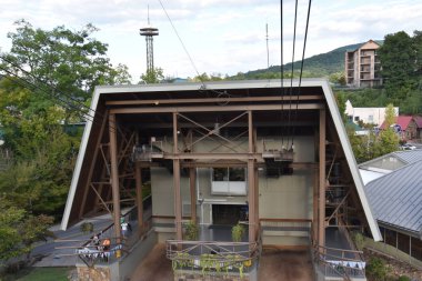 GATLINBURG, TN - OCT 3: 3 Ekim 2016 tarihinde görüldüğü üzere Gatlinburg, Tennessee 'den Ober Gatlinburg' a giden Hava Tramvayı. Tramvay yolculuğu saatte 17 mil sürer ve yaklaşık 10 dakika sürer..