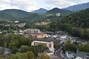 GATLINBURG, TENNESSEE - 3 Ekim 2016 'da Tennessee' deki Ober Gatlinburg 'un tepesinden Smoky Mountains' ın görüntüsü.