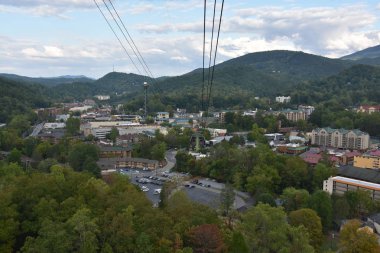 GATLINBURG, TN - OCT 3: 3 Ekim 2016 tarihinde görüldüğü üzere Gatlinburg, Tennessee 'den Ober Gatlinburg' a giden Hava Tramvayı. Tramvay yolculuğu saatte 17 mil sürer ve yaklaşık 10 dakika sürer..