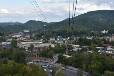 GATLINBURG, TN - OCT 3: 3 Ekim 2016 tarihinde görüldüğü üzere Gatlinburg, Tennessee 'den Ober Gatlinburg' a giden Hava Tramvayı. Tramvay yolculuğu saatte 17 mil sürer ve yaklaşık 10 dakika sürer..