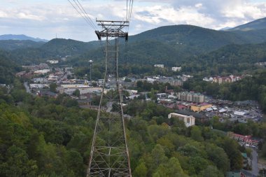 GATLINBURG, TN - OCT 3: 3 Ekim 2016 tarihinde görüldüğü üzere Gatlinburg, Tennessee 'den Ober Gatlinburg' a giden Hava Tramvayı. Tramvay yolculuğu saatte 17 mil sürer ve yaklaşık 10 dakika sürer..