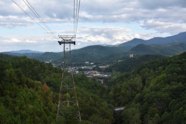 GATLINBURG, TN - OCT 3: 3 Ekim 2016 tarihinde görüldüğü üzere Gatlinburg, Tennessee 'den Ober Gatlinburg' a giden Hava Tramvayı. Tramvay yolculuğu saatte 17 mil sürer ve yaklaşık 10 dakika sürer..