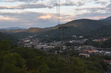 GATLINBURG, TN - OCT 3: 3 Ekim 2016 tarihinde görüldüğü üzere Gatlinburg, Tennessee 'den Ober Gatlinburg' a giden Hava Tramvayı. Tramvay yolculuğu saatte 17 mil sürer ve yaklaşık 10 dakika sürer..