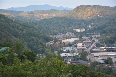 GATLINBURG, TENNESSEE - 3 Ekim 2016 'da Tennessee' deki Ober Gatlinburg 'un tepesinden Smoky Mountains' ın görüntüsü.