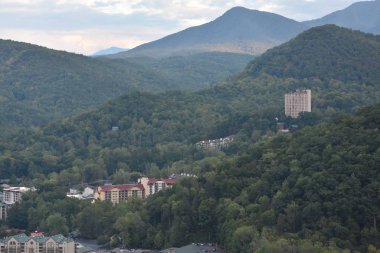 GATLINBURG, TENNESSEE - 3 Ekim 2016 'da Tennessee' deki Ober Gatlinburg 'un tepesinden Smoky Mountains' ın görüntüsü.