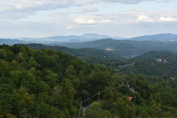 テネシー州ガトリンバーグからのスモーキー山脈の眺め — ストック写真
