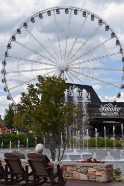 Adanın Pigeon Forge, Tennessee direksiyonda büyük dumanlı dağ