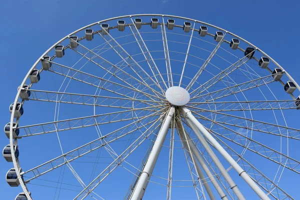 Grande roda de montanha fumegante na ilha em Pigeon Forge, Tennessee — Fotografia de Stock