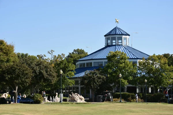 1894 Carrusel antiguo en Coolidge Park en Chattanooga, Tennessee — Foto de Stock