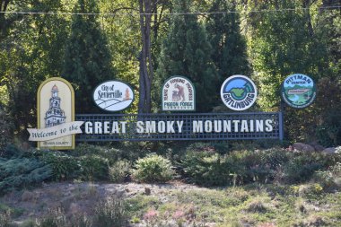 GATLINBURG, TN - OCT 7: Tennessee 'de Büyük Dumanlı Dağlar tabelası, 7 Ekim 2016.