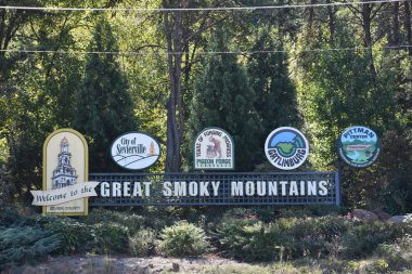 GATLINBURG, TN - OCT 7: Tennessee 'de Büyük Dumanlı Dağlar tabelası, 7 Ekim 2016.